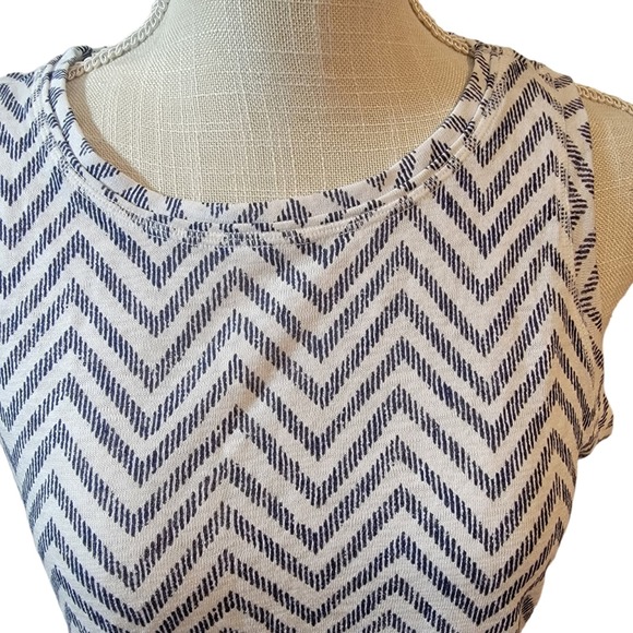 Athleta Breezy Muscle Chevron Tank Top Navy Blue/White Size Medium - Picture 4 of 5